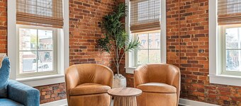 The Betty - Entire rental unit in New Albany, Indiana Sleeps 8