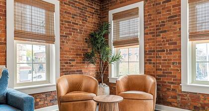 The Betty - Entire rental unit in New Albany, Indiana Sleeps 8