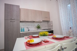 Réfrigérateur, four, plaque de cuisson, cafetiÚre/bouilloire