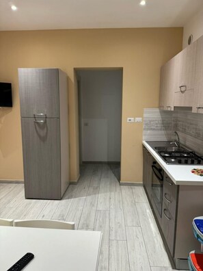 Réfrigérateur, four, plaque de cuisson, cafetière/bouilloire