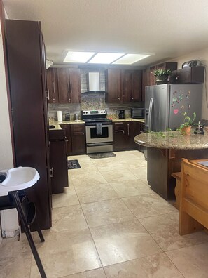 Microwave, oven, stovetop, dishwasher - Charming 2-bedroom house with fitness room, WiFi in fabulous Show Low (Show Low)