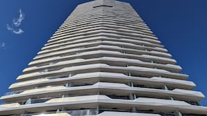 Un edificio alto y moderno con un diseño arquitectónico original y escalonado.