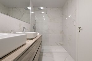 Dusche, Haartrockner, HandtĂŒcher