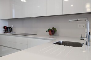 Microondas, horno, placa de cocina y lavavajillas