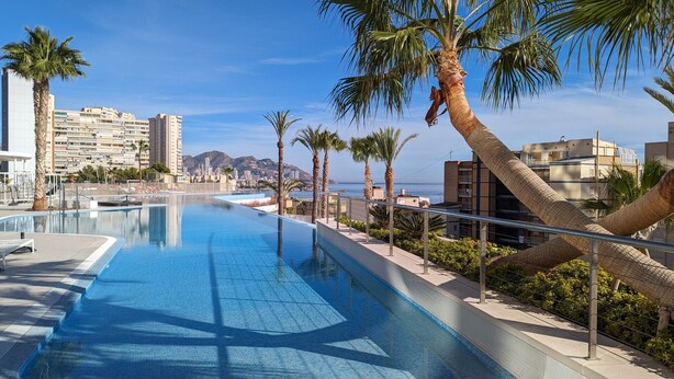A swimming pool with a view of a cityscape and mountains in the background. - SUNSET CLIFFS sweet apartment (Benidorm)