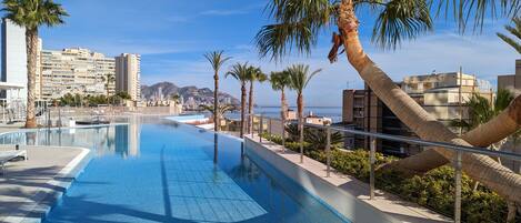 Een verwarmd zwembad