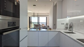 Microondas, horno, placa de cocina y lavavajillas