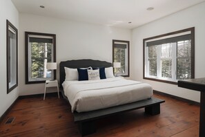 4 slaapkamers, een bureau, een strijkplank/strijkijzer, reisbedje