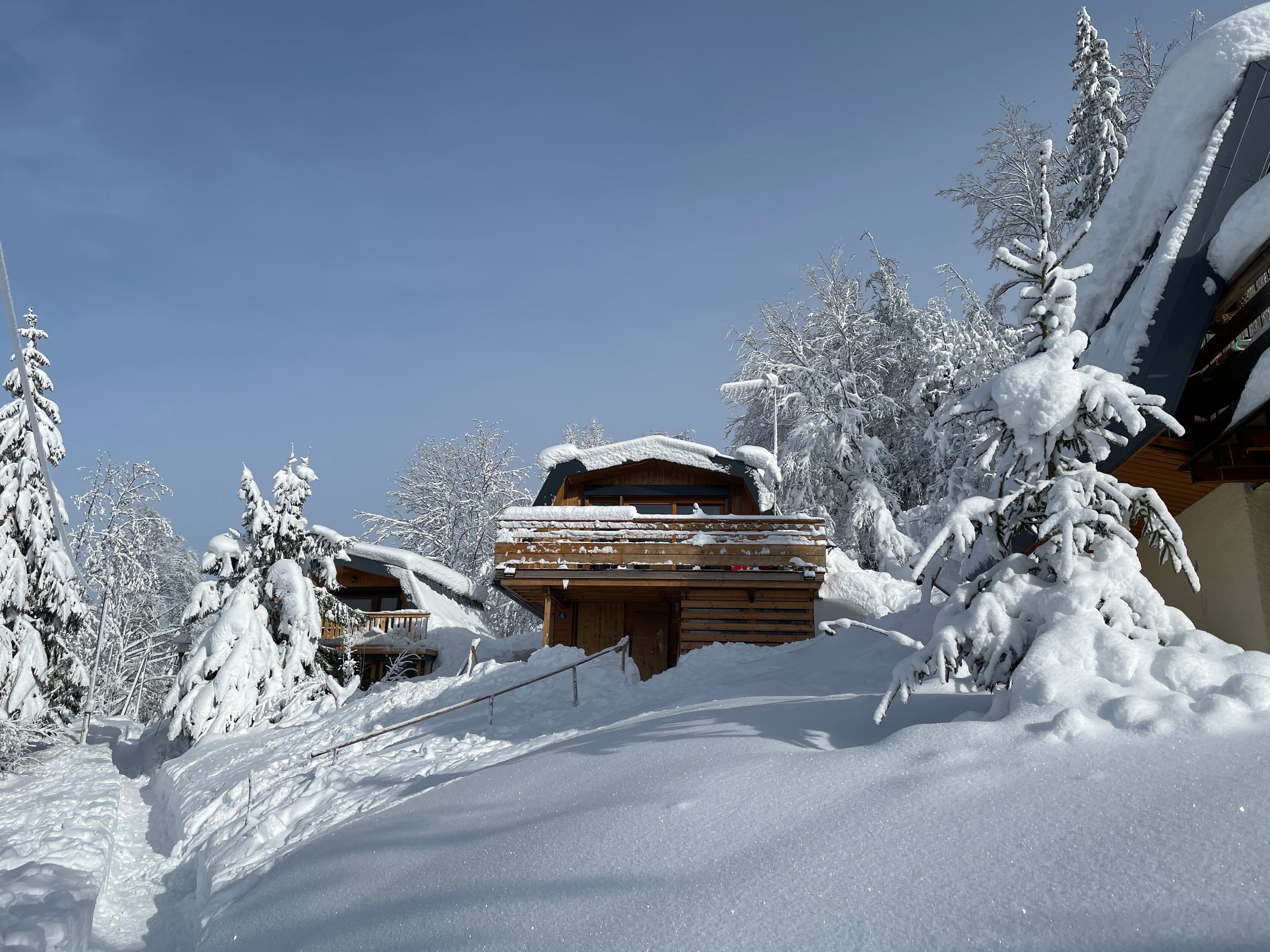 Vue générale de ce chalet aux Jouvencelles depuis sentier