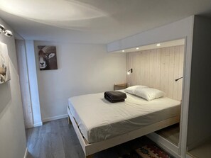 2 bedrooms, iron/ironing board, travel cot