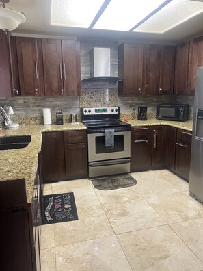 Mikrobølgeovn, ovn, kokeplater og oppvaskmaskin