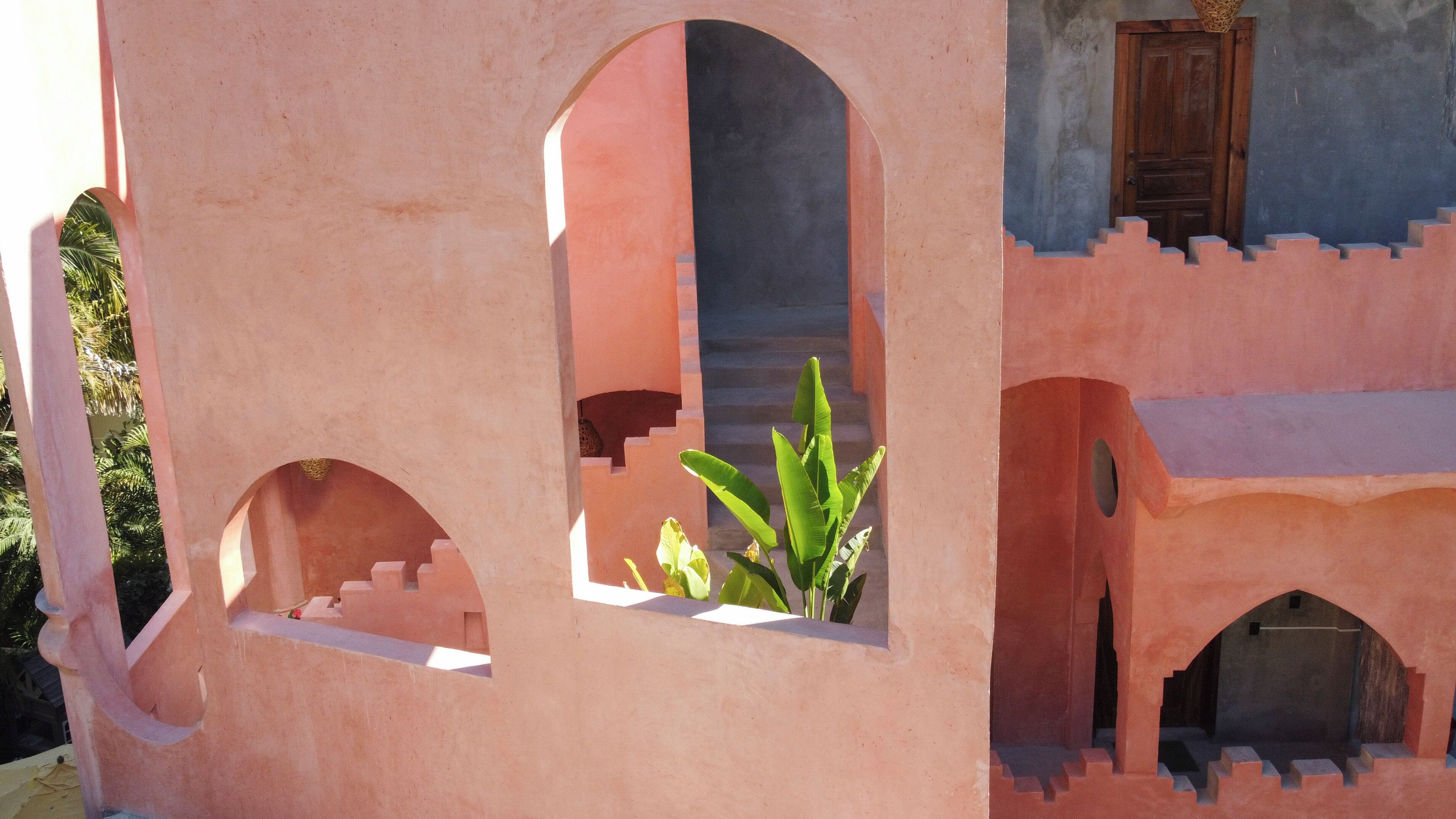 Un edificio con ventanas de arco y una puerta.