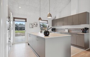 Een koelkast, een kookplaat, een vaatwasser