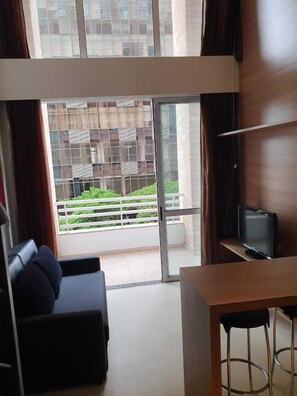 Apartamento conforto, sacada | 1 quarto, ferros/tábuas de passar roupa, Wi-Fi de cortesia