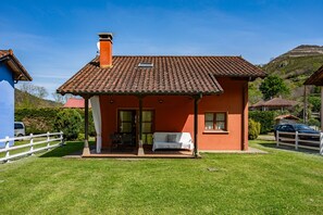 Exterior - Apartment 'La Llosona' with Private Terrace, Private Garden and Wi-Fi (Caño)