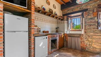 Réfrigérateur, micro-ondes, plaque de cuisson, lave-vaisselle