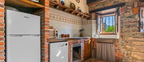 Réfrigérateur, micro-ondes, plaque de cuisson, lave-vaisselle