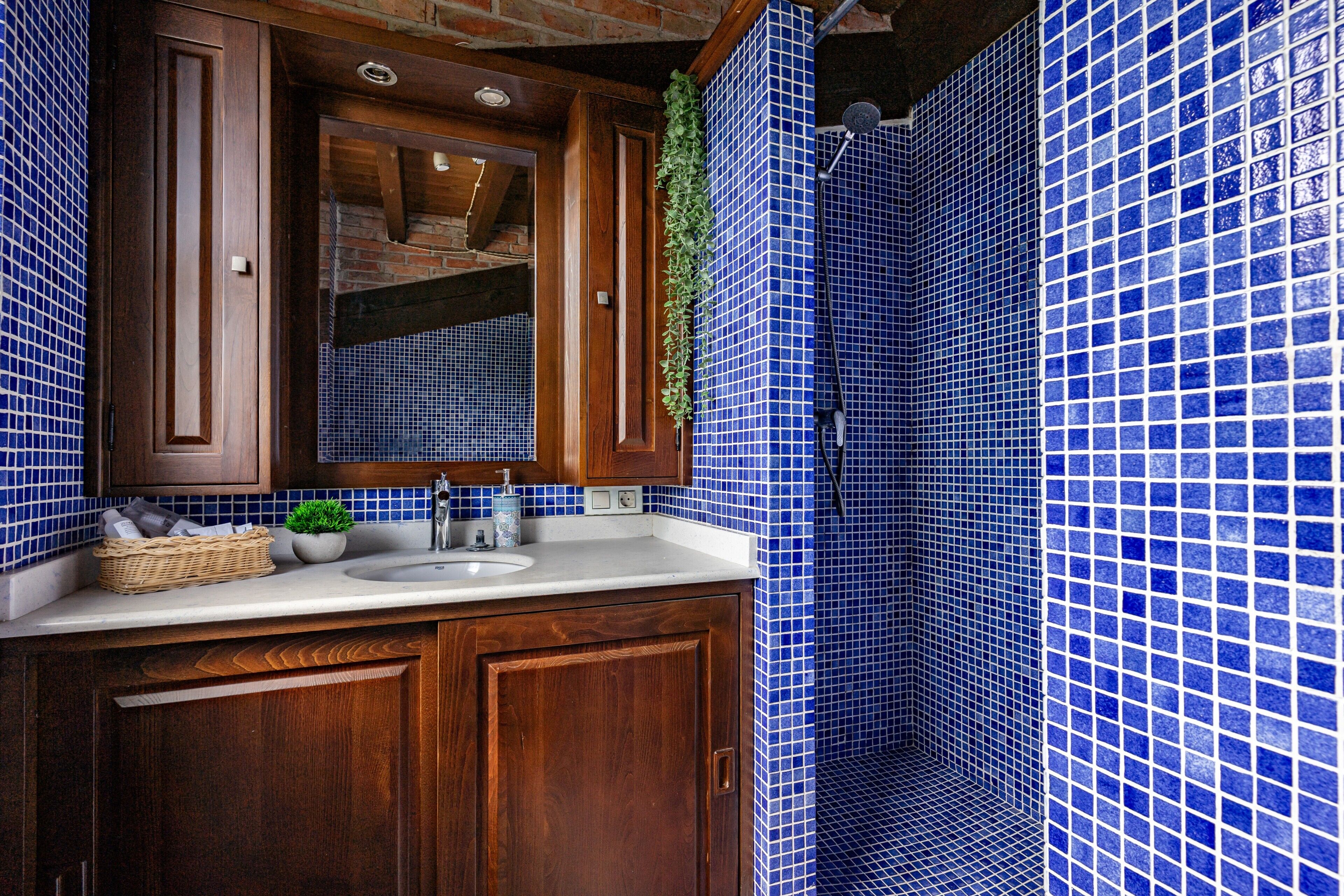 Une salle de bain avec un meuble-lavabo en bois, un évier et un miroir.