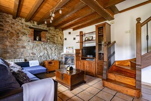 Televisio, takka, DVD-soitin, stereot