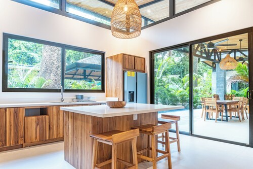 New Luxury Villa in central Guiones - walk to the beach, large pool & parking