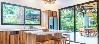 New Luxury Villa in central Guiones - walk to the beach, large pool & parking