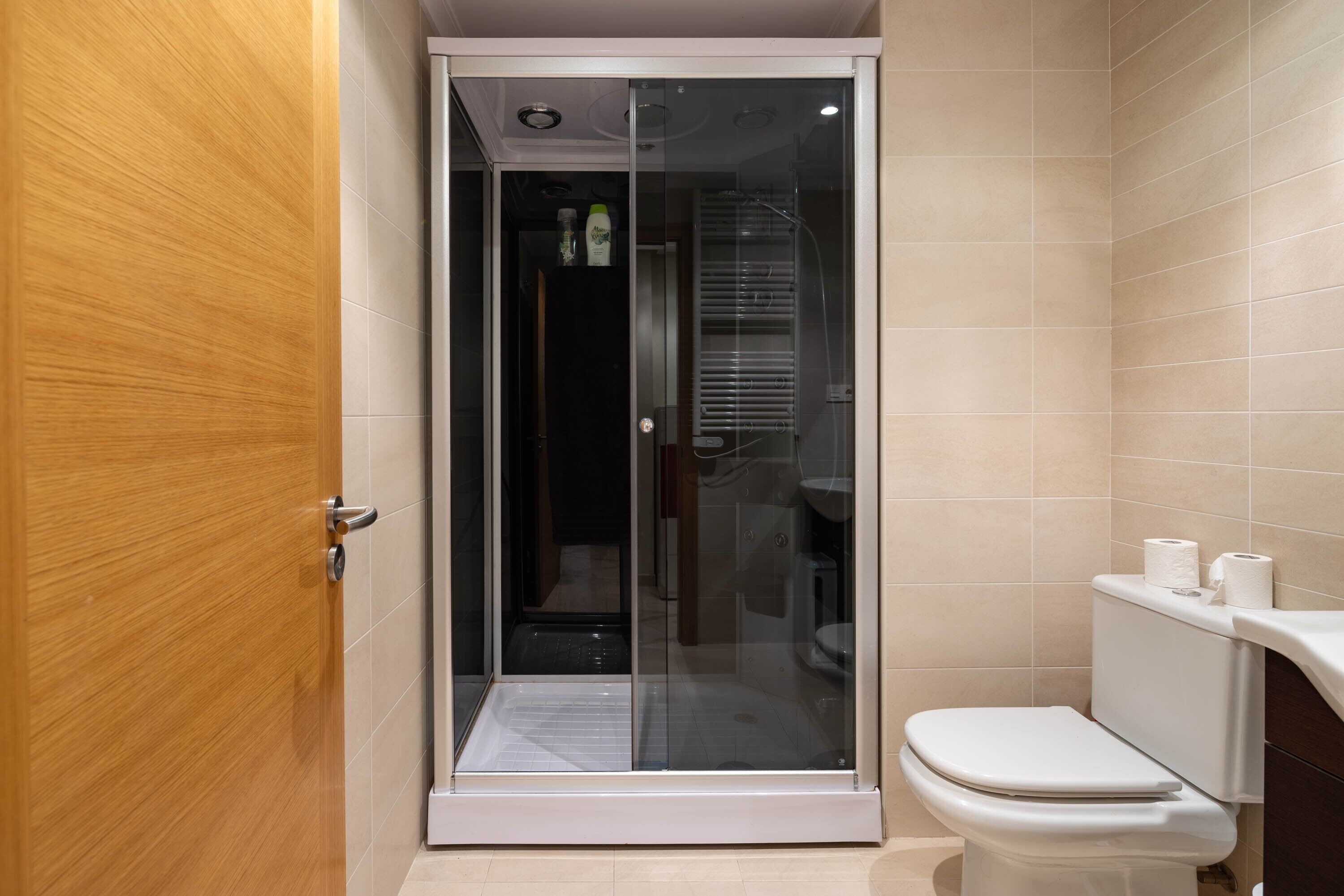 Een douche, handdoeken