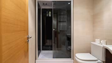 Een douche, handdoeken