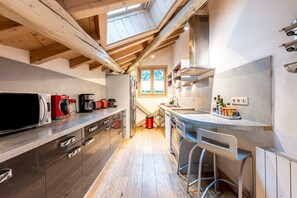 Fridge, oven, stovetop, electric kettle