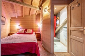5 bedrooms, iron/ironing board, free WiFi