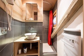 Regadera y secadora de cabello 