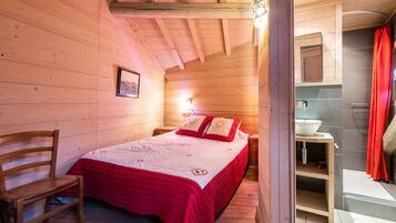 5 bedrooms, iron/ironing board, free WiFi