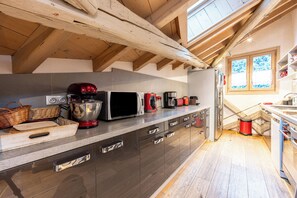 Fridge, oven, stovetop, electric kettle