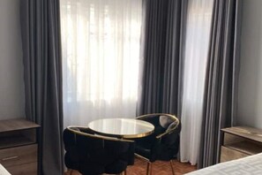 6 bedrooms, iron/ironing board, WiFi, bed sheets