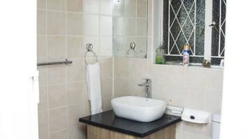 Secadora de cabello, toallas, jabón, papel de baño