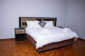 6 bedrooms, iron/ironing board, WiFi, bed sheets - Mountain View Holiday Home

 (Harare)