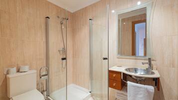 Douche, serviettes fournies