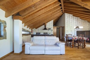 TV - Apartment 'Casa Felisa' with Shared Pool, Shared Terrace and Shared Garden (Monforte de Lemos)