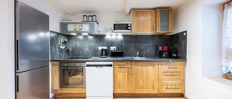 冷蔵庫、電子レンジ、オーブン、コンロ