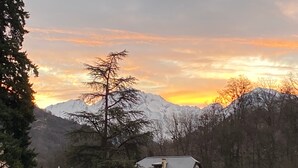 Un paysage de montagne avec un bâtiment au premier plan.