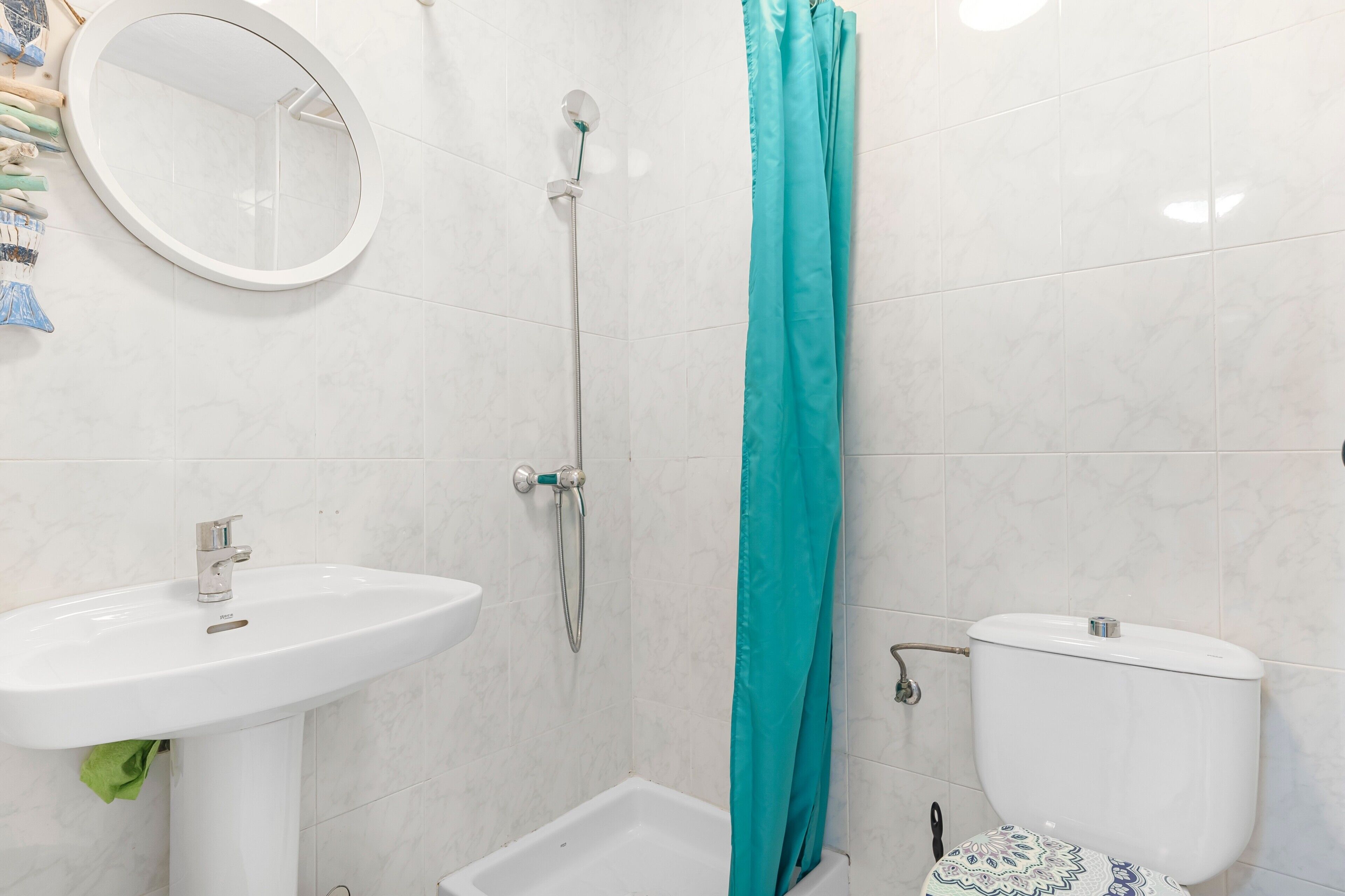 Douche, sèche-cheveux, serviettes fournies