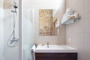 Shower, towels - Apartment 'Silverio' with Shared Pool, Shared Terrace and Wi-Fi (Monforte de Lemos)