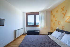 3 bedrooms, free WiFi, bed sheets - Casa 'Do Sil' with Shared Pool, Shared Terrace, and Wi-Fi (Monforte de Lemos)