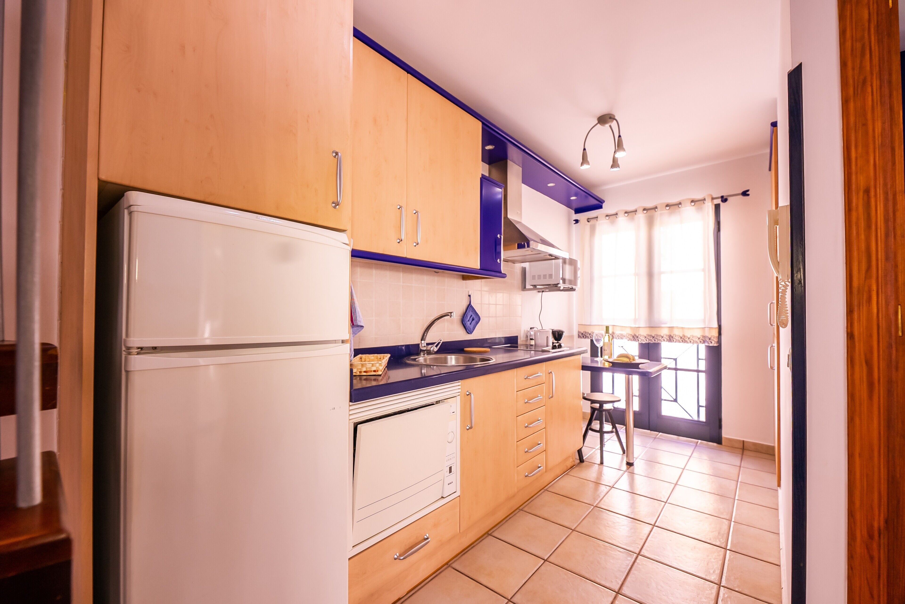 Kjøleskap, mikrobølgeovn, oppvaskmaskin og kaffetrakter/tekoker