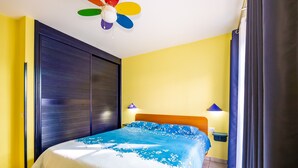 A bedroom with a bed, a ceiling fan, a nightstand, and a window with curtains. - Apartment 'Nautilus 7' with Private Terrace and Wi-Fi (Puerto Naos)