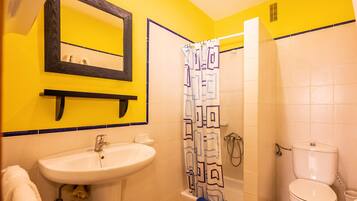 Een douche, handdoeken