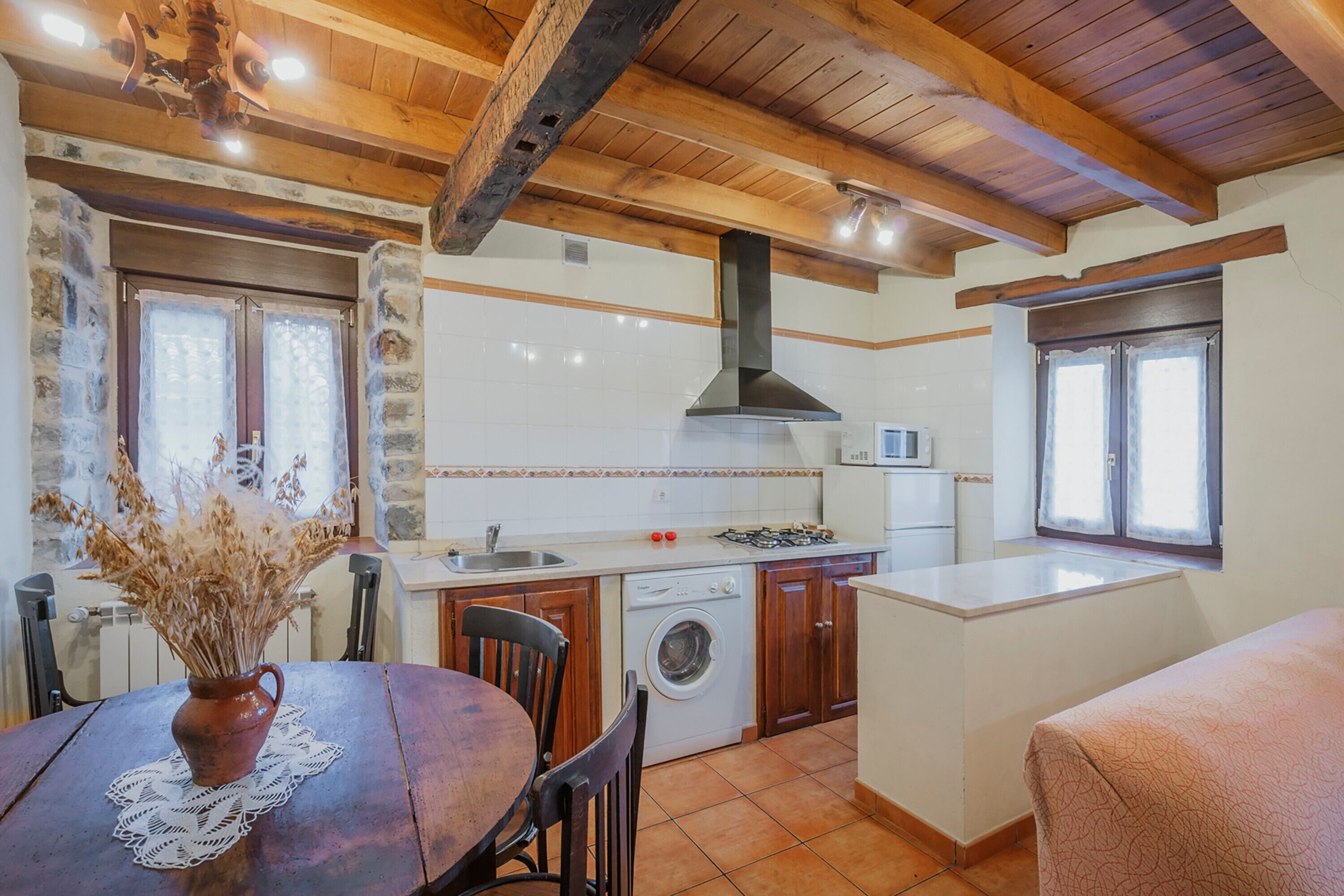 Frigorífico, microondas, horno y placa de cocina