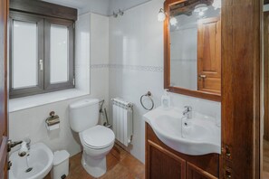 Ducha, secador de pelo y toallas