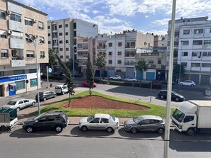 Third-party on-site parking - Lavillette 2-bedroom apartment with WiFi in Casablanca . Clean and quiet . (Casablanca)