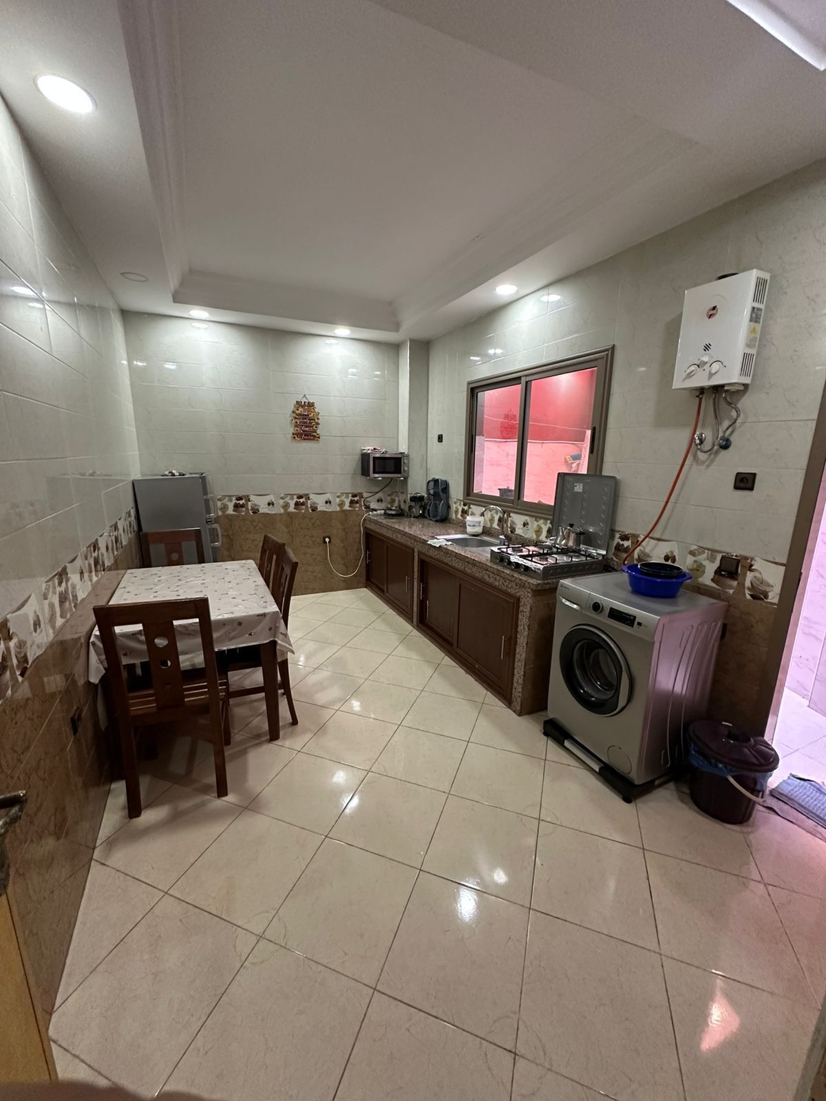 Réfrigérateur, micro-ondes, grille-pain