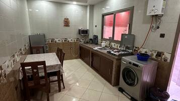 Geladeira, micro-ondas, torradeira